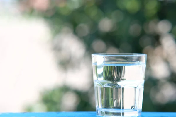 Verter Agua Potable Sobre Fondo Espacio Del Mostrador Madera —  Fotos de Stock