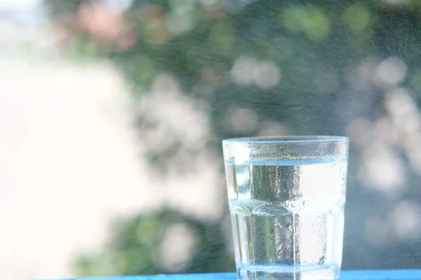 Verter Agua Potable Sobre Fondo Espacio Del Mostrador Madera —  Fotos de Stock