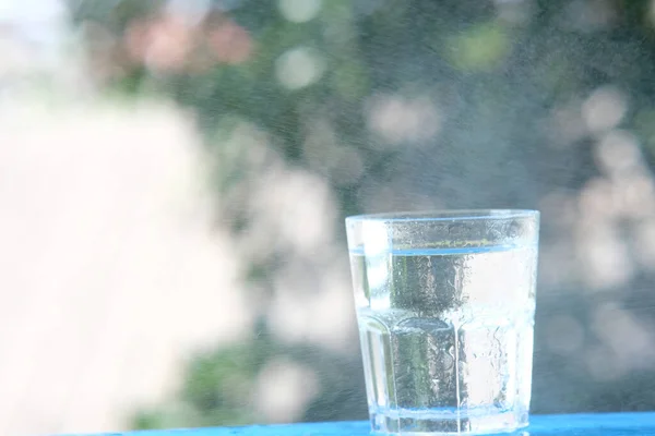 Vaso Agua Sobre Fondo Mesa Madera Verter Agua Potable —  Fotos de Stock