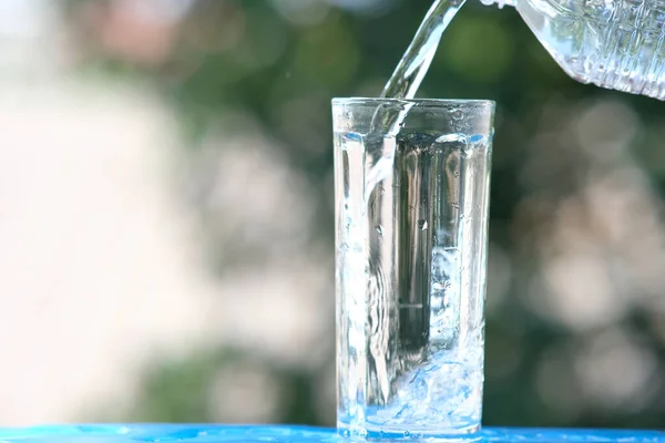 Glas Wasser Auf Holztisch Hintergrund Und Gießen Trinkwasser — Stockfoto