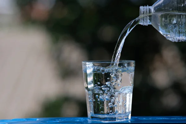Sklenice Vody Dřevěném Podstavci Nalévání Pitné Vody — Stock fotografie