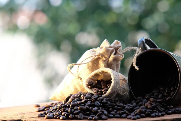 Zamknąć Ziarna Kawy Filiżanki Kawy Drewnianym Tle Tabeli Przestrzeni — Zdjęcie stockowe