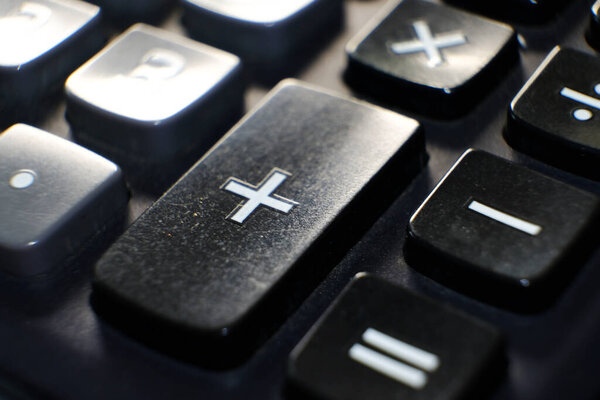 закрыть калькулятор на фоне стола
