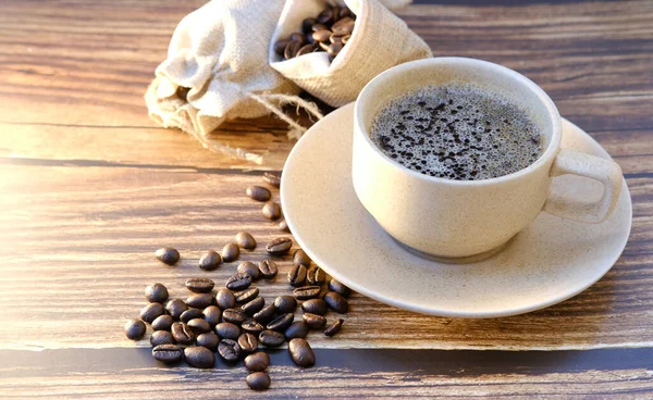 Kahve Çekirdekleri Bir Fincan Sıcak Içecek — Stok fotoğraf