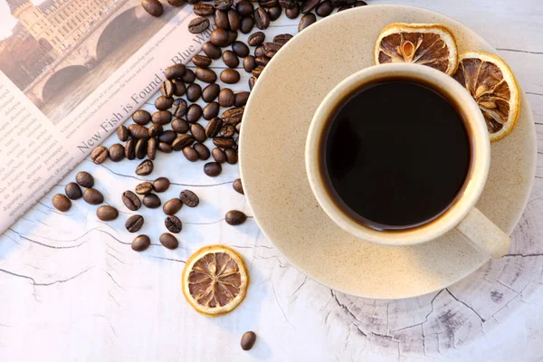 Bovenaanzicht Koffiekop Koffiebonen Houten Tafel Ruimte Voor Tekst — Stockfoto