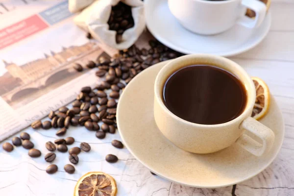 Vista Dall Alto Tazza Caffè Chicchi Caffè Sul Tavolo Legno — Foto Stock