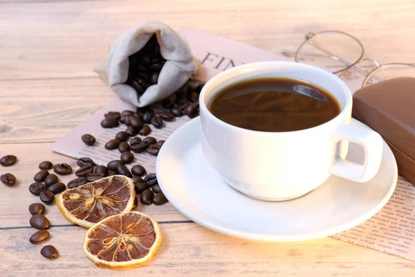 Kahve Fincanı Kahve Çekirdekleri Ahşap Masada Mesaj Için Yer Var — Stok fotoğraf