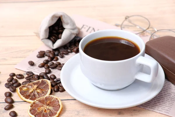 Kaffeetasse Und Kaffeebohnen Auf Holztisch Platz Für Text — Stockfoto