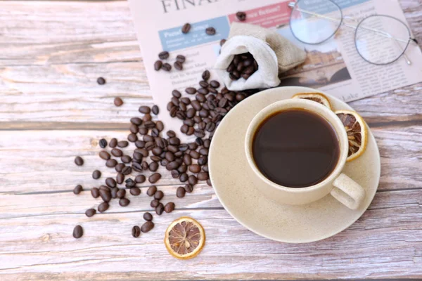 Kaffeetasse Und Kaffeebohnen Auf Holztisch Platz Für Text — Stockfoto