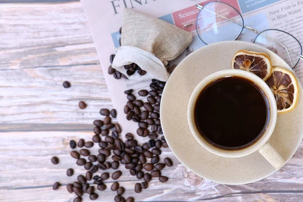 Kahve Fincanı Kahve Çekirdekleri Ahşap Masada Mesaj Için Yer Var — Stok fotoğraf