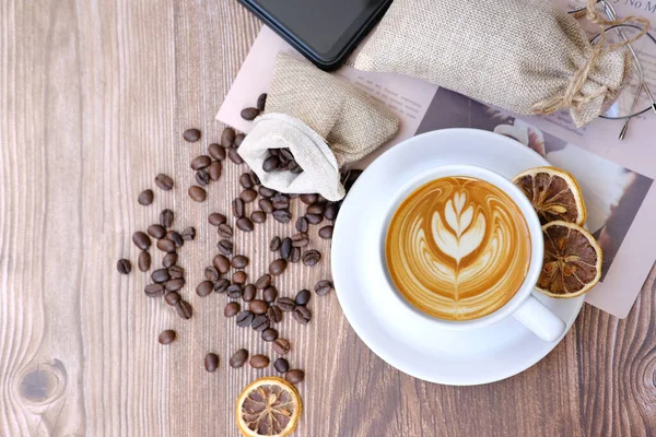 Kaffeetasse Und Kaffeebohnen Auf Holztisch Platz Für Text — Stockfoto