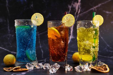 çeşitli soğuk içecekler ve ahşap masa arka planı ve alan üzerinde kokteyl