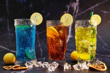 çeşitli soğuk içecekler ve ahşap masa arka planı ve alan üzerinde kokteyl