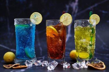 çeşitli soğuk içecekler ve ahşap masa arka planı ve alan üzerinde kokteyl