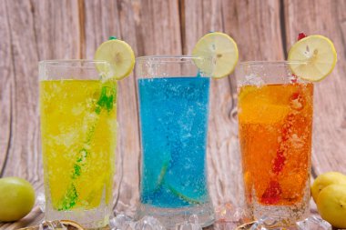 Serin içecekler ve yaz alkollü kokteyl, ahşap masa, mesaj için yer