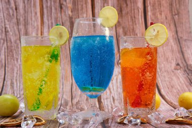 Serin içecekler ve yaz alkollü kokteyl, ahşap masa, mesaj için yer