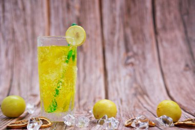Yaz içecekleri, masa arkasında alkol ve limonata ile soğuk içecekler, mesaj için yer.