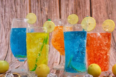 Yaz içecekleri, masa arkasında alkol ve limonata ile soğuk içecekler, mesaj için yer.