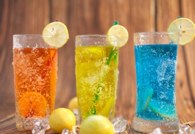 Serin içecekler ve yaz alkollü kokteyl, ahşap masa, mesaj için yer