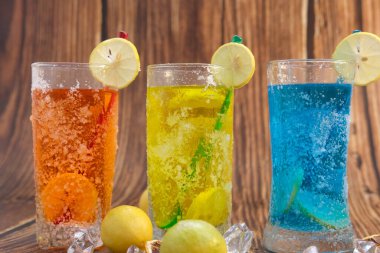 Serin içecekler ve yaz alkollü kokteyl, ahşap masa, mesaj için yer