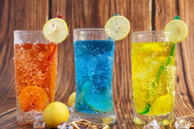 Metin için ahşap arkaplan ve alan üzerinde kokteyl ve moktail 