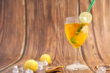 çeşitli soğuk içecekler ve ahşap masa arka planı ve alan üzerinde kokteyl