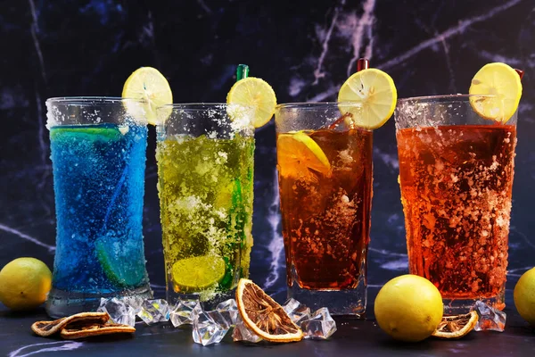 Svala Drycker Och Sommaralkoholhaltig Cocktail Träbord Utrymme För Text — Stockfoto
