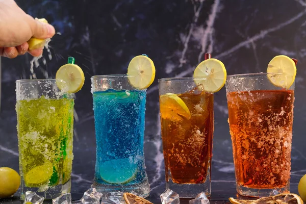 Bebidas Frescas Coquetel Alcoólico Verão Mesa Madeira Espaço Para Texto — Fotografia de Stock