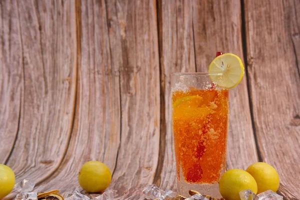 Kühle Getränke Und Sommerlicher Alkoholischer Cocktail Auf Holztisch Platz Für — Stockfoto