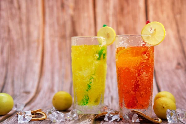 Kühle Getränke Und Sommerlicher Alkoholischer Cocktail Auf Holztisch Platz Für — Stockfoto