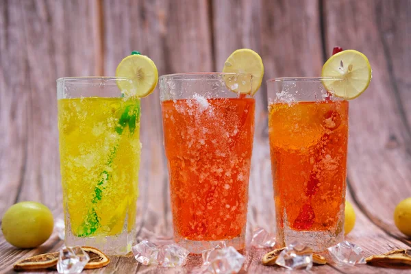 Bebidas Frescas Cóctel Alcohólico Verano Mesa Madera Espacio Para Texto —  Fotos de Stock