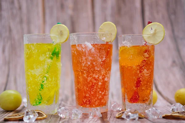 Kühle Getränke Und Sommerlicher Alkoholischer Cocktail Auf Holztisch Platz Für — Stockfoto