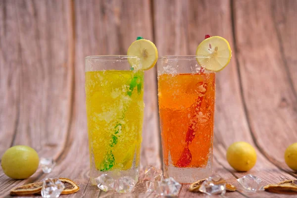 在桌面上放上酒精和柠檬水等清凉的饮料 给夏季的酒水充电 并留有文字空间 — 图库照片