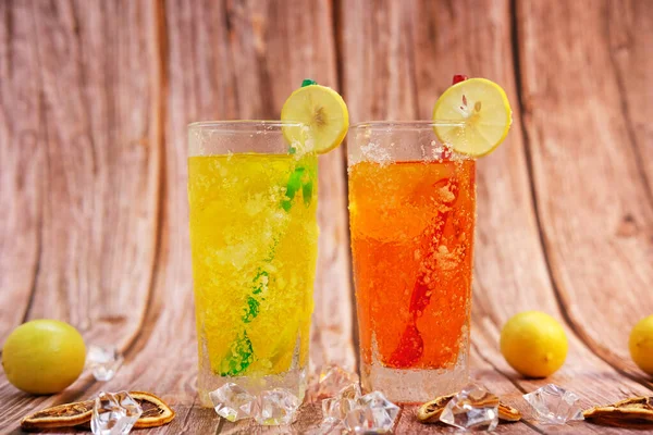 Bebidas Refrescantes Verão Com Álcool Fundo Mesa Bebidas Frescas Com — Fotografia de Stock