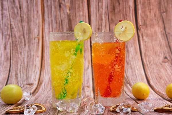 Refrescantes Bebidas Verano Con Alcohol Sobre Fondo Mesa Bebidas Frías —  Fotos de Stock