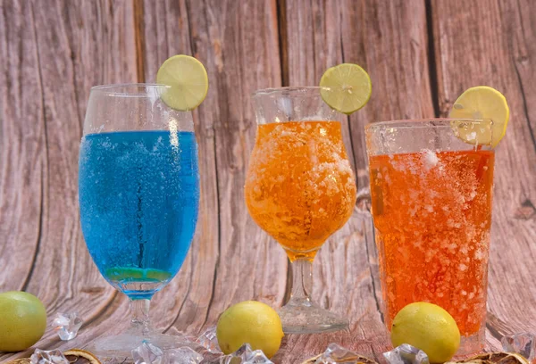 在桌面上放上酒精和柠檬水等清凉的饮料 给夏季的酒水充电 并留有文字空间 — 图库照片