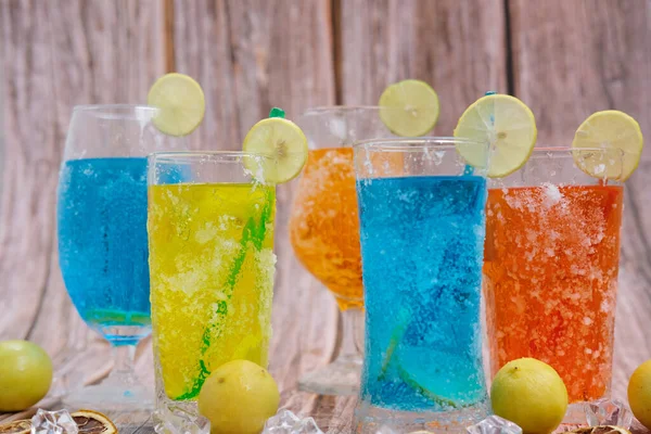 Освежающие Летние Напитки Алкоголем Фоне Стола Прохладительные Напитки Лимонадом Место — стоковое фото