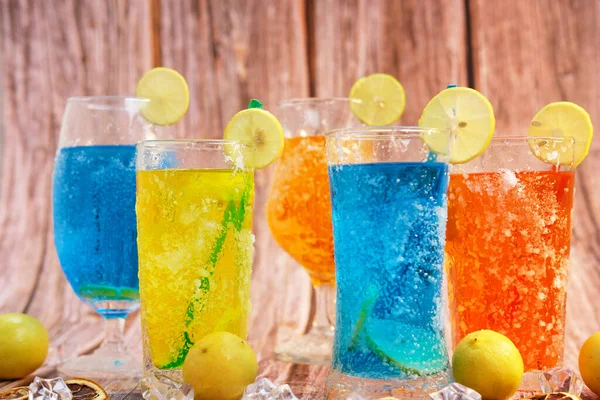 Frissítő Nyári Italok Alkoholos Asztali Háttérrel Hideg Italok Limonádéval Szöveges — Stock Fotó