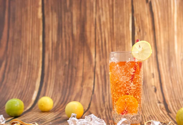 Osvěžující Letní Nápoje Alkoholem Stolním Pozadí Studené Nápoje Limonádou Prostor — Stock fotografie