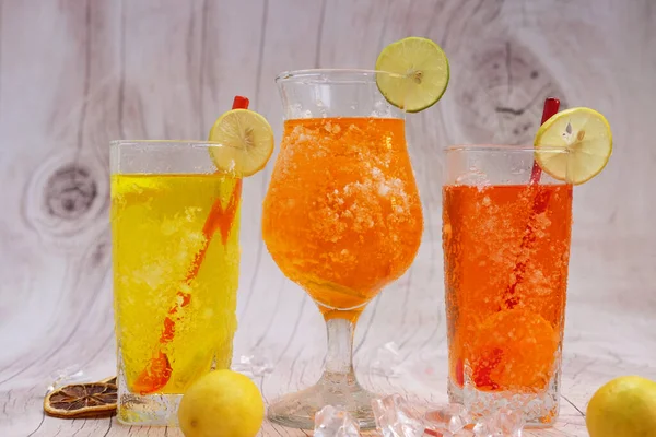 Ahşap Masada Mevsimlik Kokteyller Limon Suyuyla Soğuk Içecekler Kokteyl Partisi — Stok fotoğraf