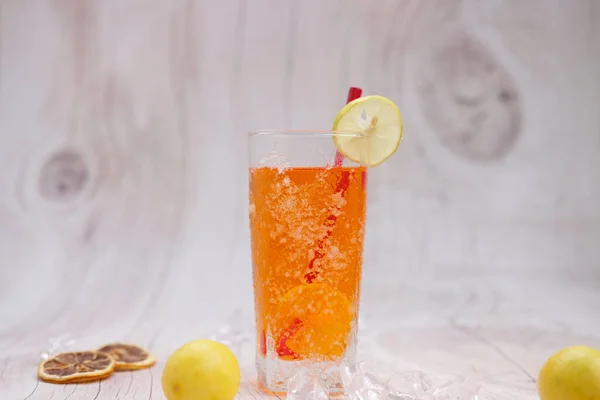 Variedade Coquetéis Sazonais Mesa Madeira Bebidas Frescas Com Suco Limão — Fotografia de Stock