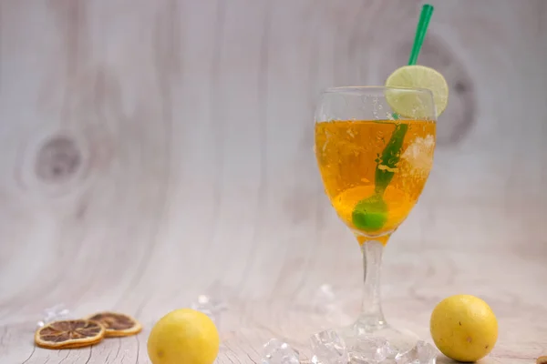 Auswahl Saisonalen Cocktails Auf Holztisch Und Kühle Getränke Mit Limettensaft — Stockfoto