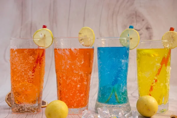 Olika Säsongsbetonade Cocktails Trä Bord Och Svala Drycker Med Lime — Stockfoto