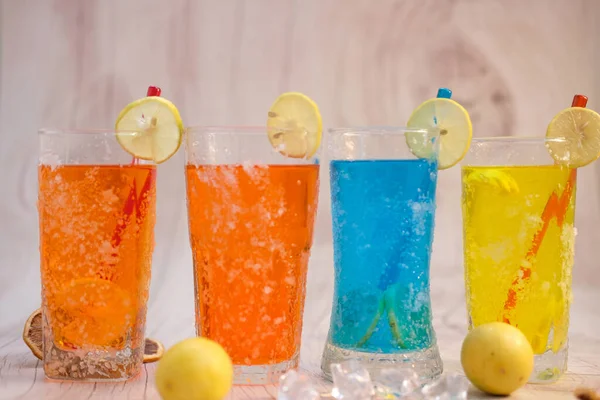 Frissítő Nyári Italok Alkoholos Asztali Háttérrel Hideg Italok Limonádéval Szöveges — Stock Fotó