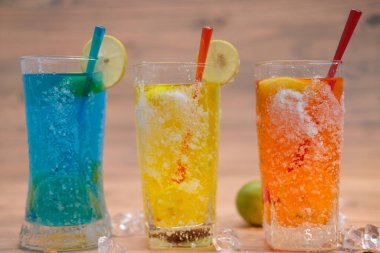 Yaz içecekleri, masa arkasında alkol ve limonata ile soğuk içecekler, mesaj için yer.