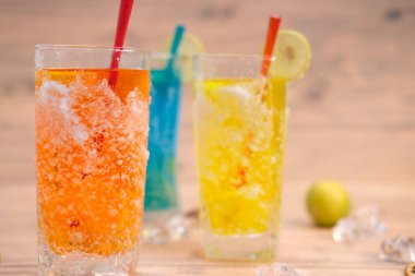 Yaz içeceği meyve kokteyli. Ahşap masa ve arka planda moktail.