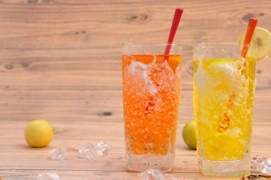 Soğuk içecek ve kokteyller masa arkasında ve metin için alan 