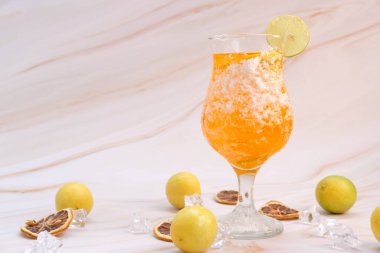 Renkli bir bardak yaz içkisi ve ahşap masada alkollü kokteyller, mesaj atmak için yer.