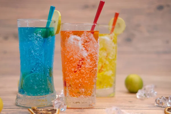 Sommar Dryck Frukt Punch Mocktail Vid Trä Bord Och Bokeh — Stockfoto