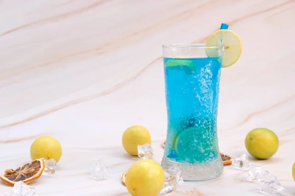 Cooles Getränk Und Cocktails Auf Tischhintergrund Und Platz Für Text — Stockfoto